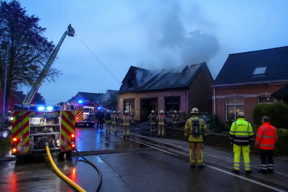 Zware woningbrand aan Itegembaan in Berlaar: twee personen met brandwonden