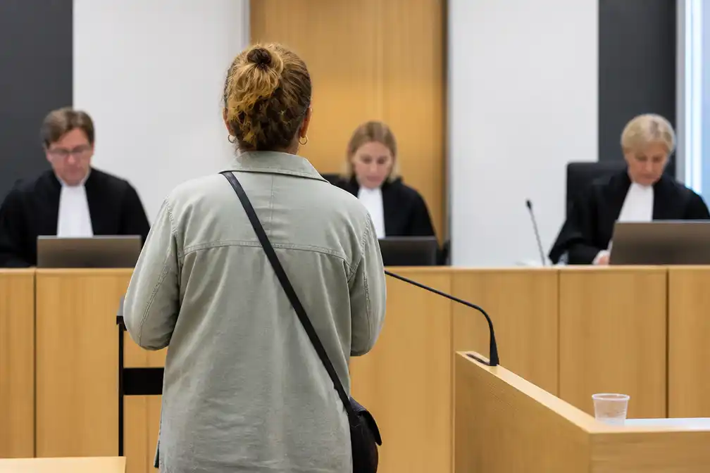 Poetsvrouw (56) voor rechter na diefstal, klant zette dievenval op