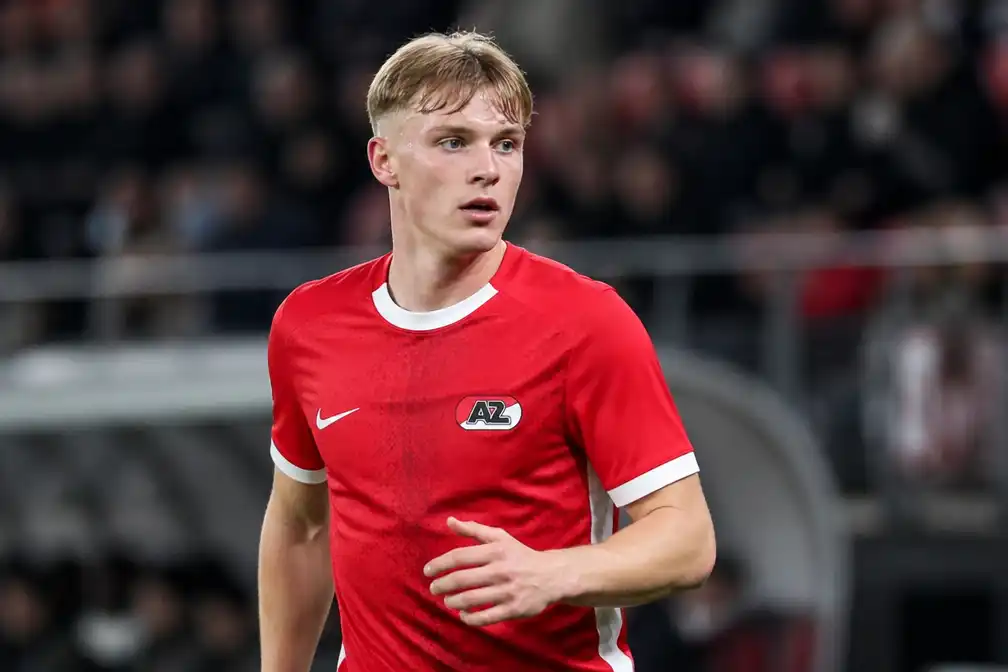AZ verlengt contract van middenvelder Kees Smit met twee jaar tot medio 2030