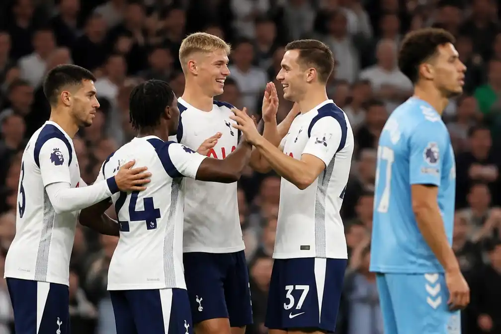 Tottenham verslaat Coventry met 3-1 en pakt eerste Premier League-zege