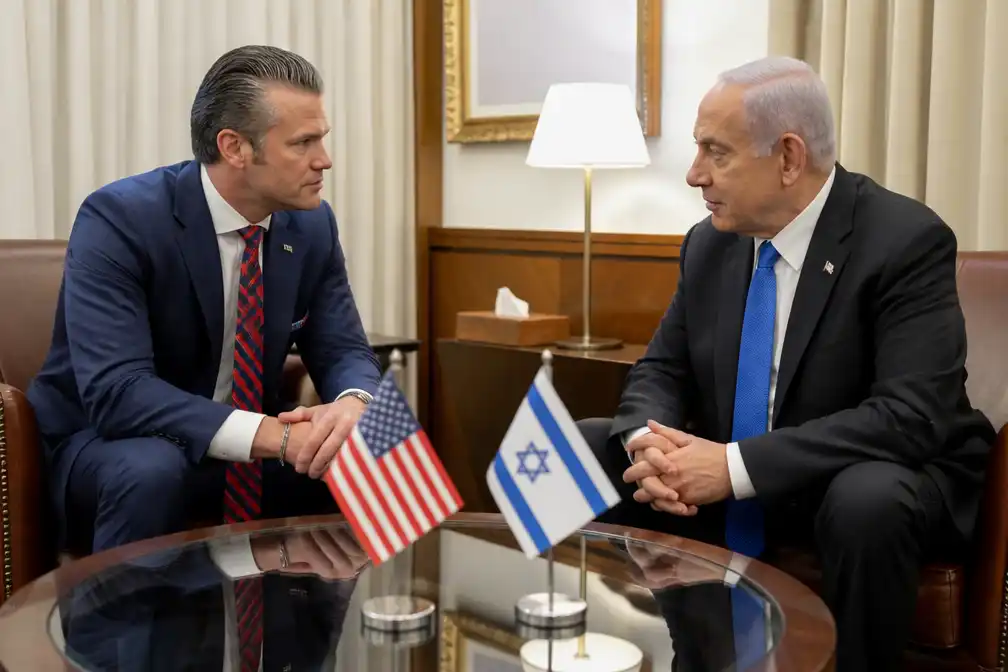Hegseth spreekt Netanyahu tijdens onaangekondigd bezoek, Iran wijt onzekerheid Hormuz aan VS