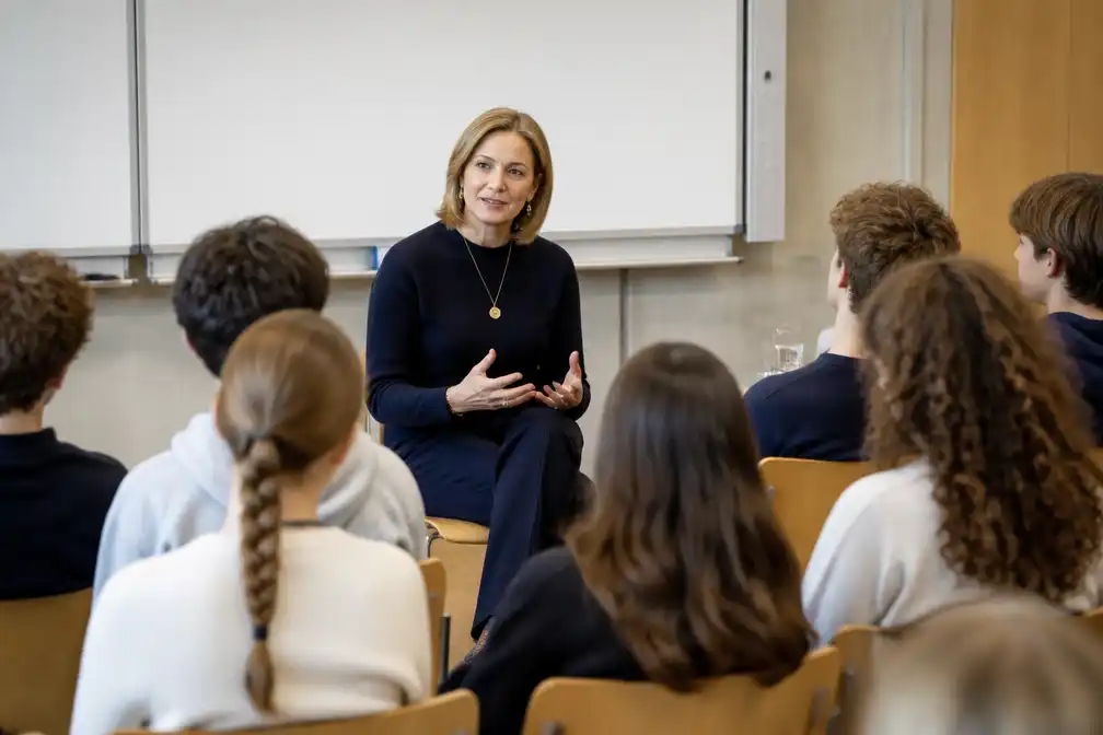 Groothertogin Maria Teresa spreekt scholieren over seksueel oorlogsgeweld