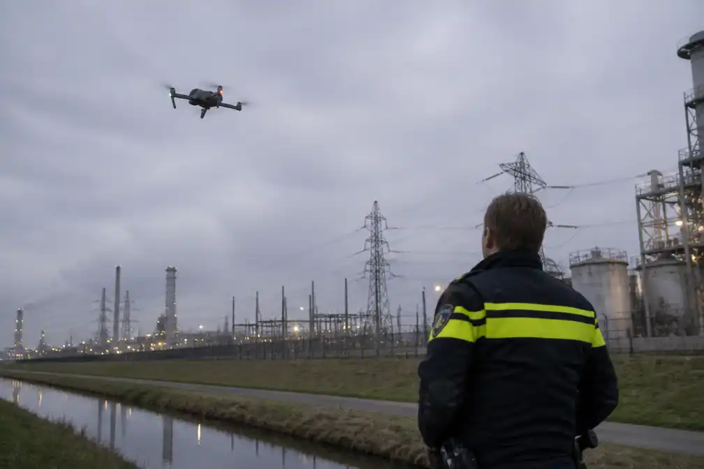 Politie onderzoekt onbekende drones boven Eemshaven en Oost-Groningen