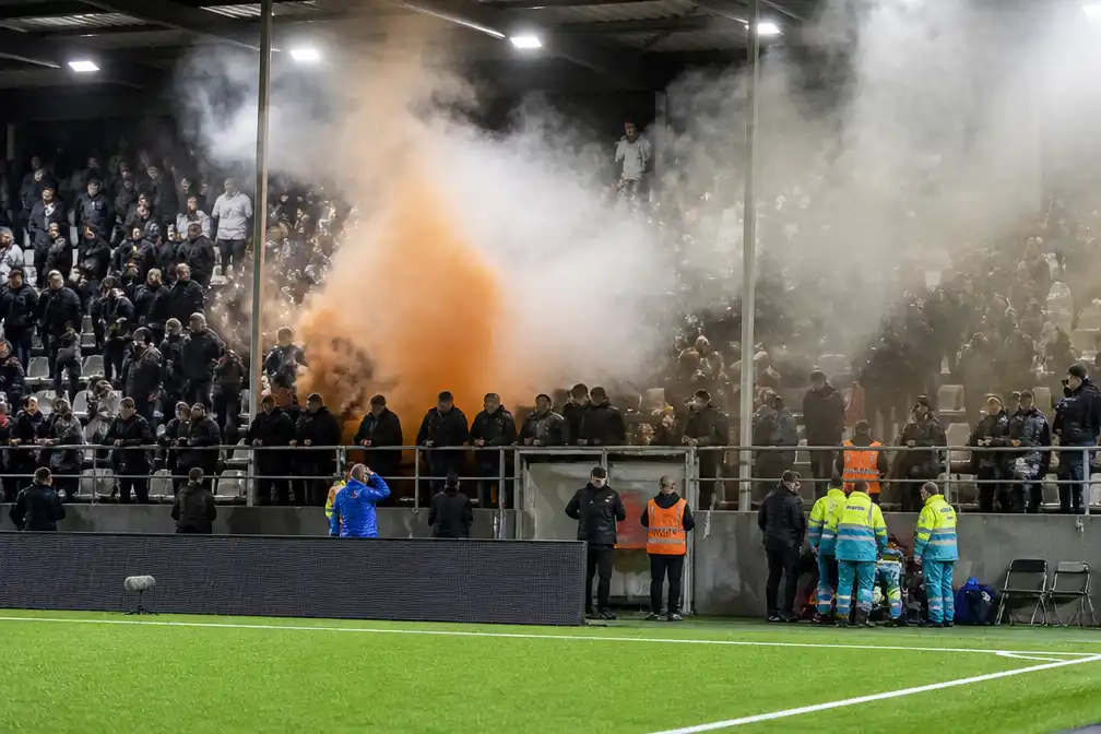 Telstar betreurt rookpotten van Feyenoord-fans op Noordtribune