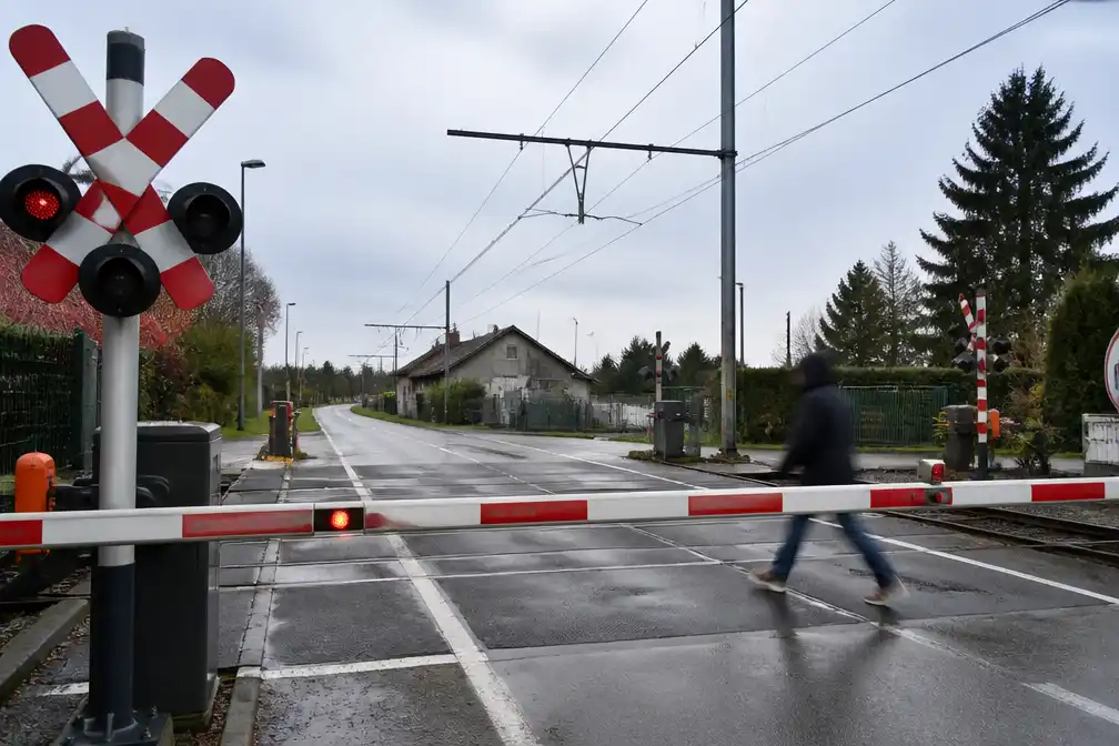 Camera betrapt in enkele dagen 128 personen op gesloten spooroverweg in Ninove