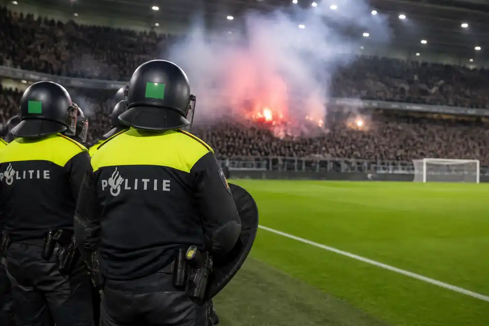 Politie telt 39 vuurwerkincidenten in voetbalstadions, tegen 27 vorig seizoen