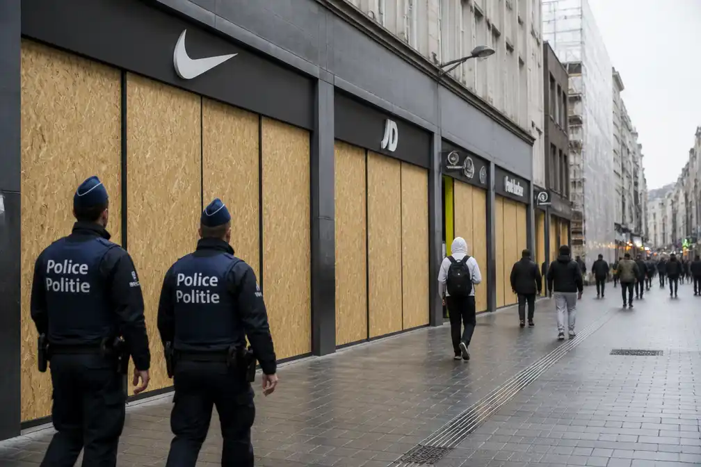 Brusselse Nieuwstraat timmert vitrines dicht, politie extra waakzaam na plunderingen