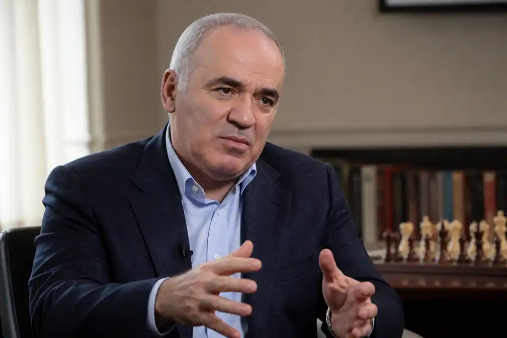 Kasparov waarschuwt Europa: 'Trump staat aan de kant van Poetin'