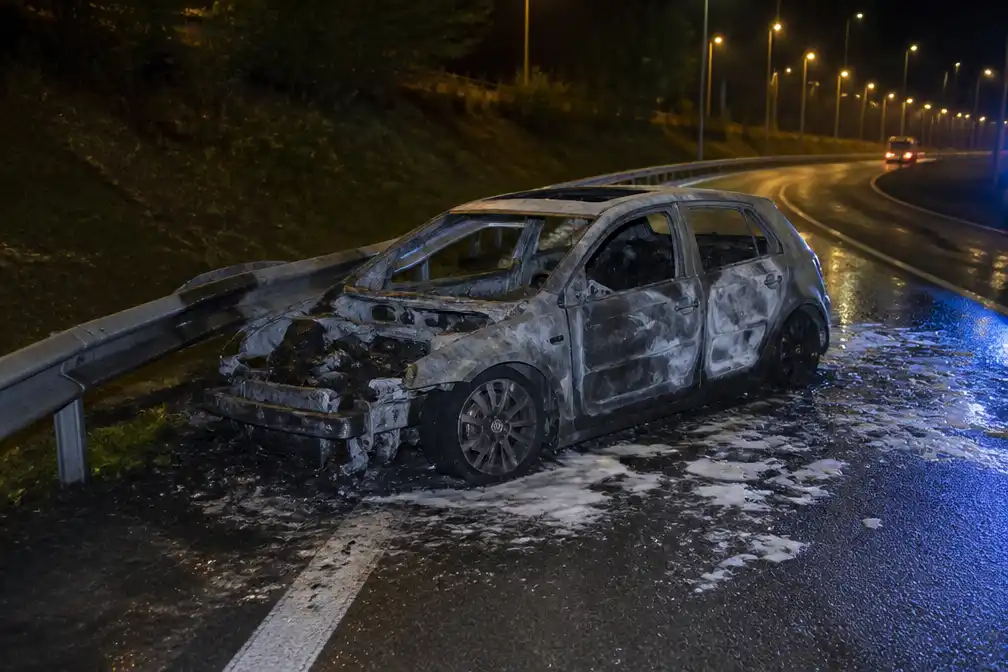 Wagen slipt tegen vangrail op afrit E40 in Aalst en brandt volledig uit
