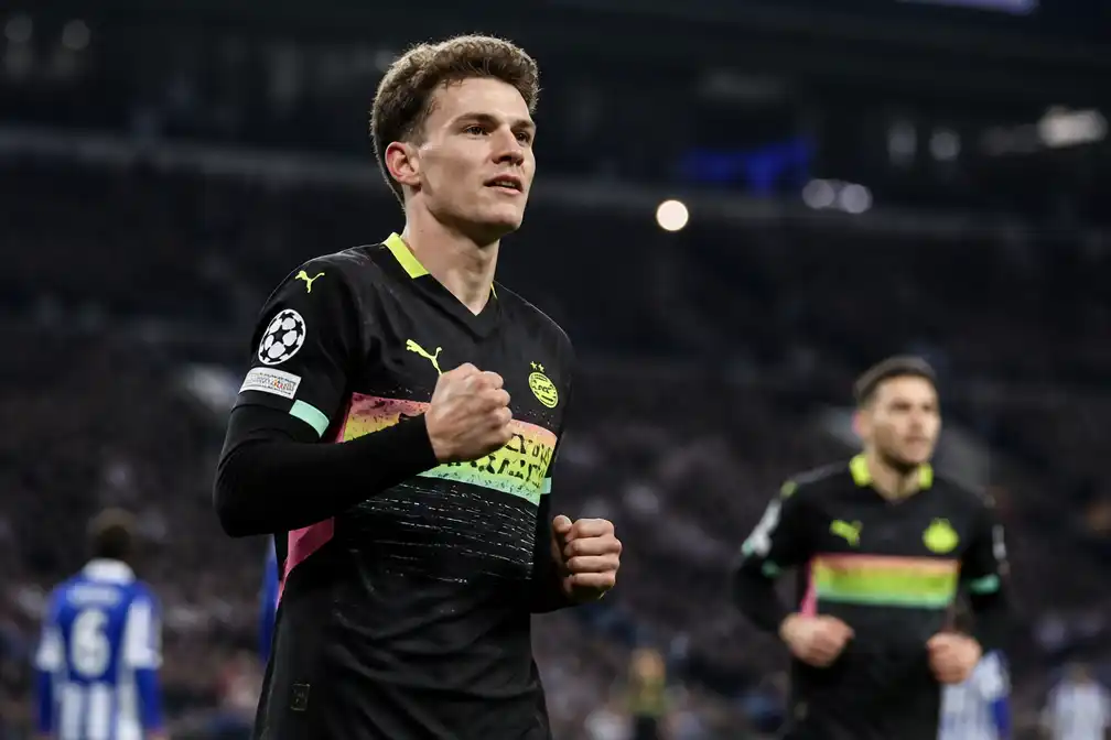 Guus Til bezorgt PSV met 0-1 zege bij FC Porto na eerdere zichtproblemen