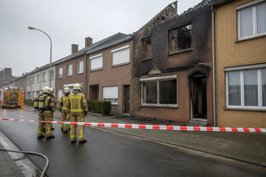 Vrouw zwaargewond bij woningbrand in Moerbeke, buurt afgesloten om mogelijk asbest