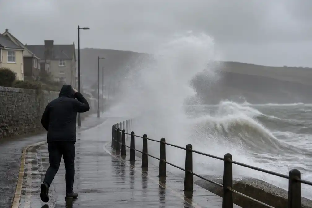 Met Office geeft oranje waarschuwing voor zware wind nu storm Austen op VK afkoerst