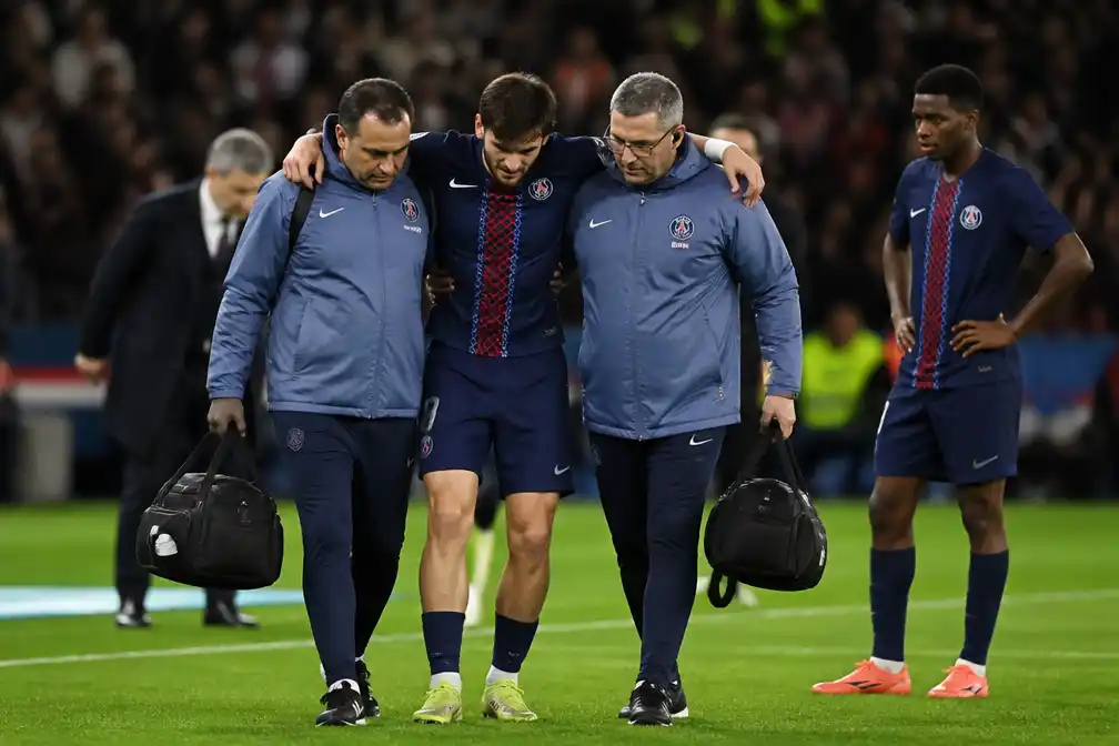 Kvaratskhelia scheurt kruisband en mist bij PSG de rest van het seizoen