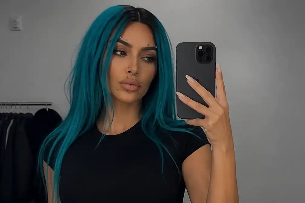 Kim Kardashian verkleedt zich als dochter North West voor Halloween, met blauw haar en neppiercings