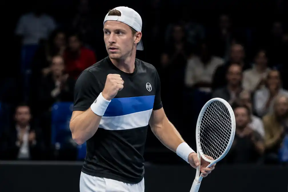 Griekspoor verslaat Navone en bereikt kwartfinale in Brussel