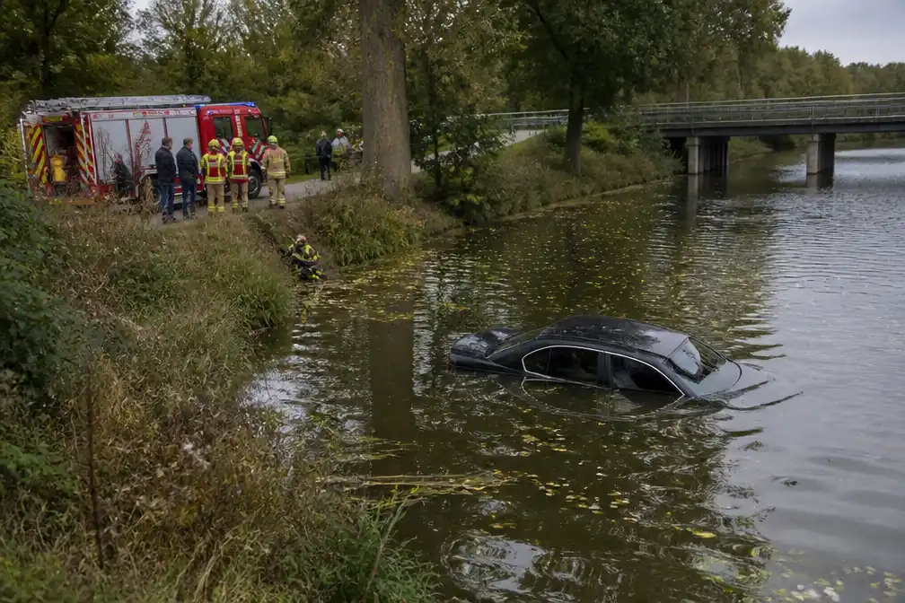 Auto belandt in vijver Kragewiel in Bornem, inzittenden met lichte onderkoeling