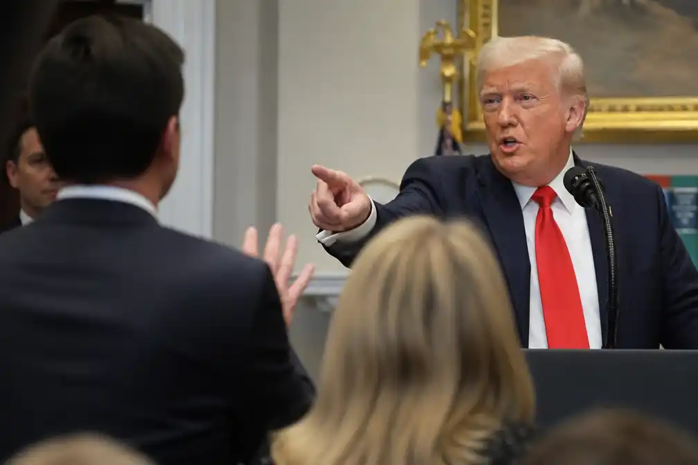 Trump snauwt reporter in Witte Huis af: "Stil! Stil!"