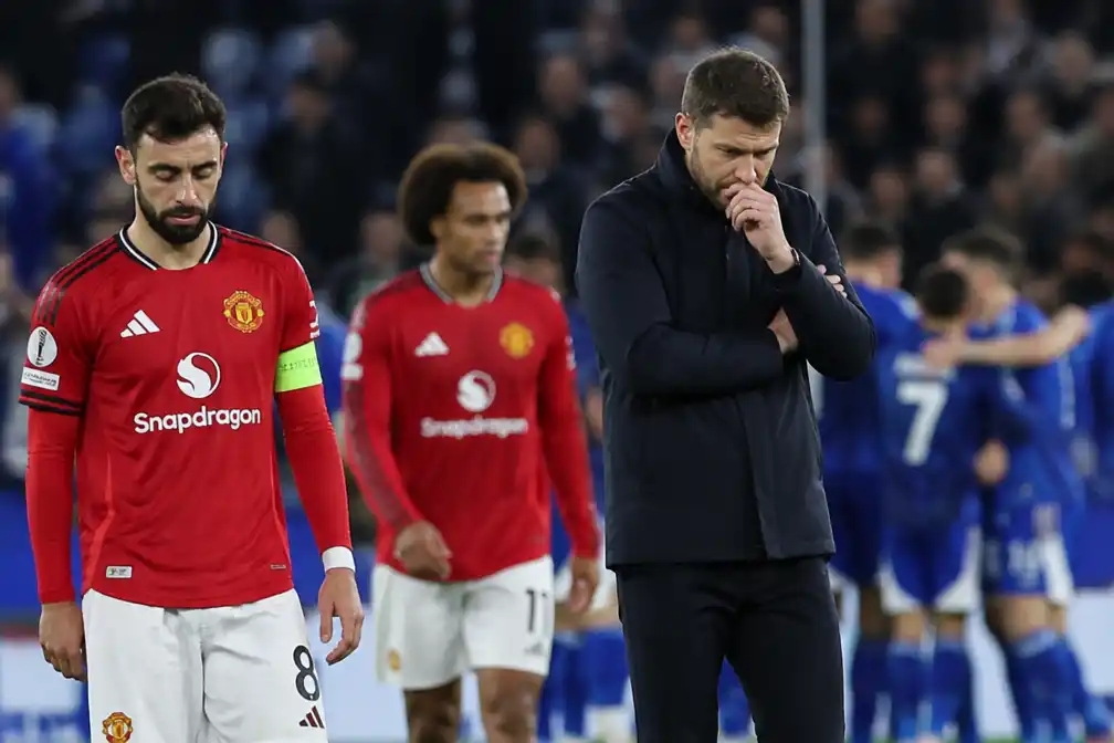 Manchester United vernederd met 4-1 door Como, druk op Carrick groeit