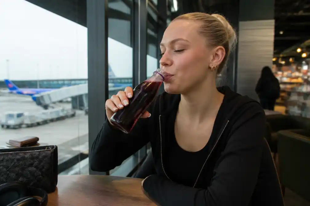 Amerikaanse influencer Jordyn Jones in de ban van cassis van Schiphol