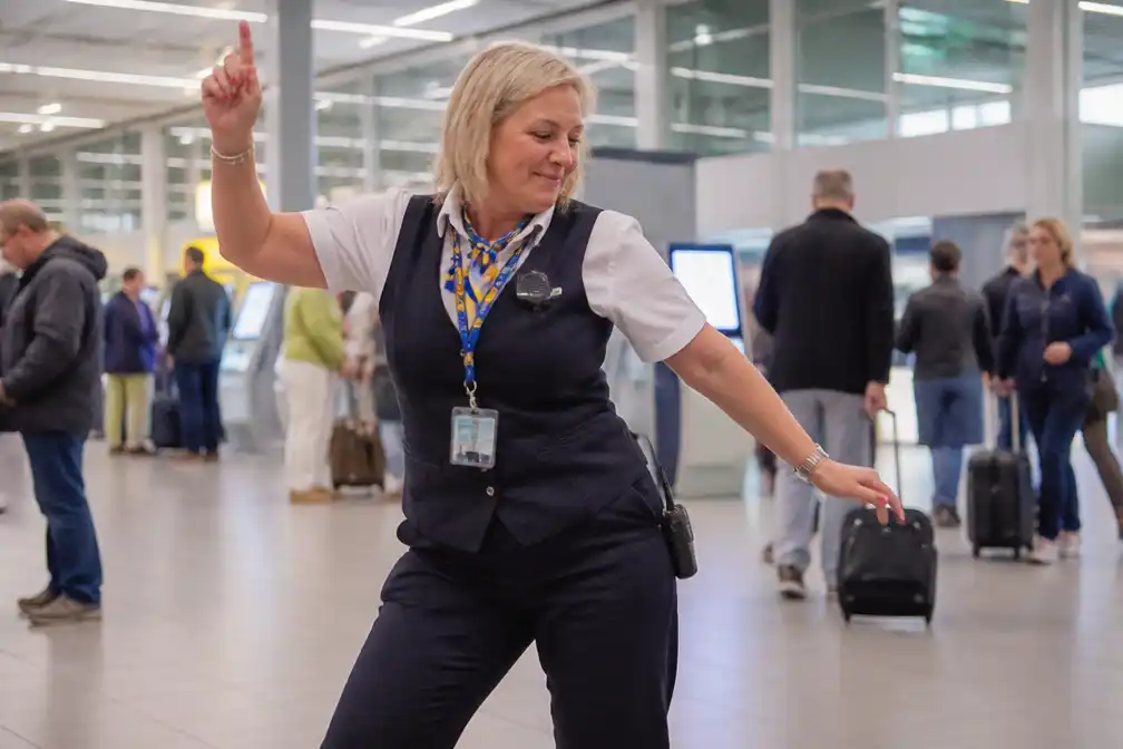 Dansende Josée van Schiphol vermaakt reizigers tijdens ADE