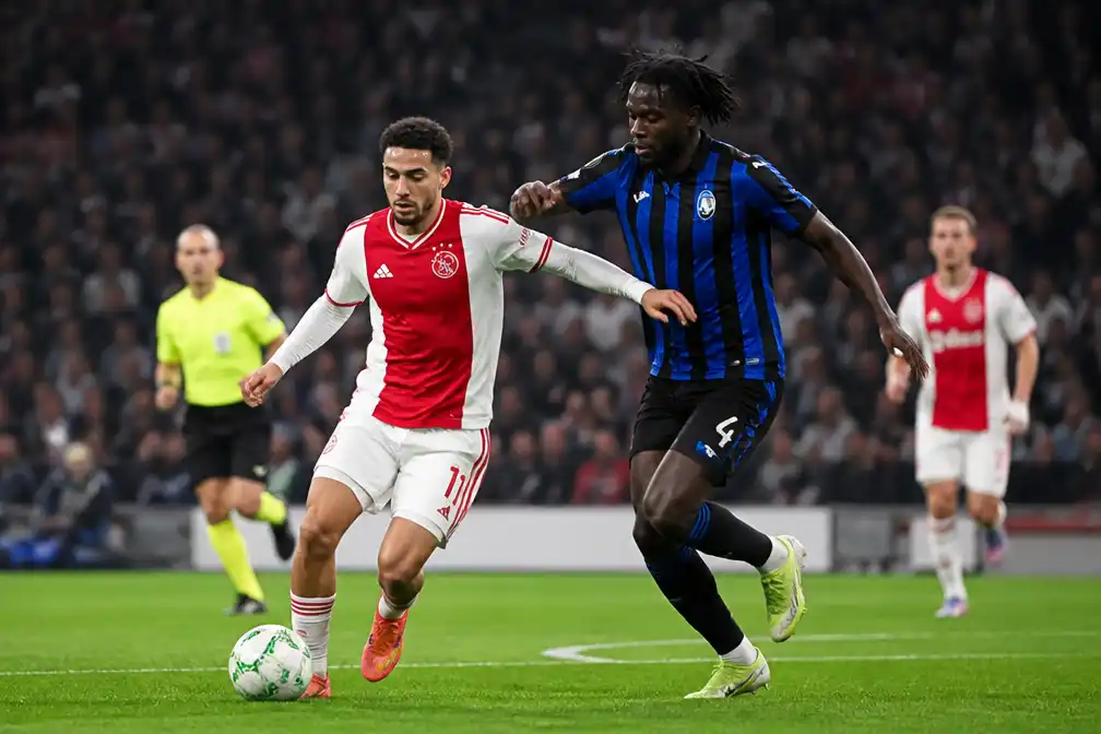 Ajax verslaat Atalanta met 2-0 in Conference League door late goals van invallers