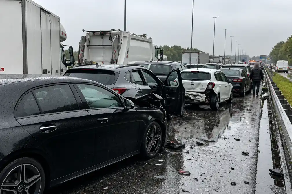 Kettingbotsing met tiental voertuigen blokkeert E17 richting Frankrijk in Kortrijk