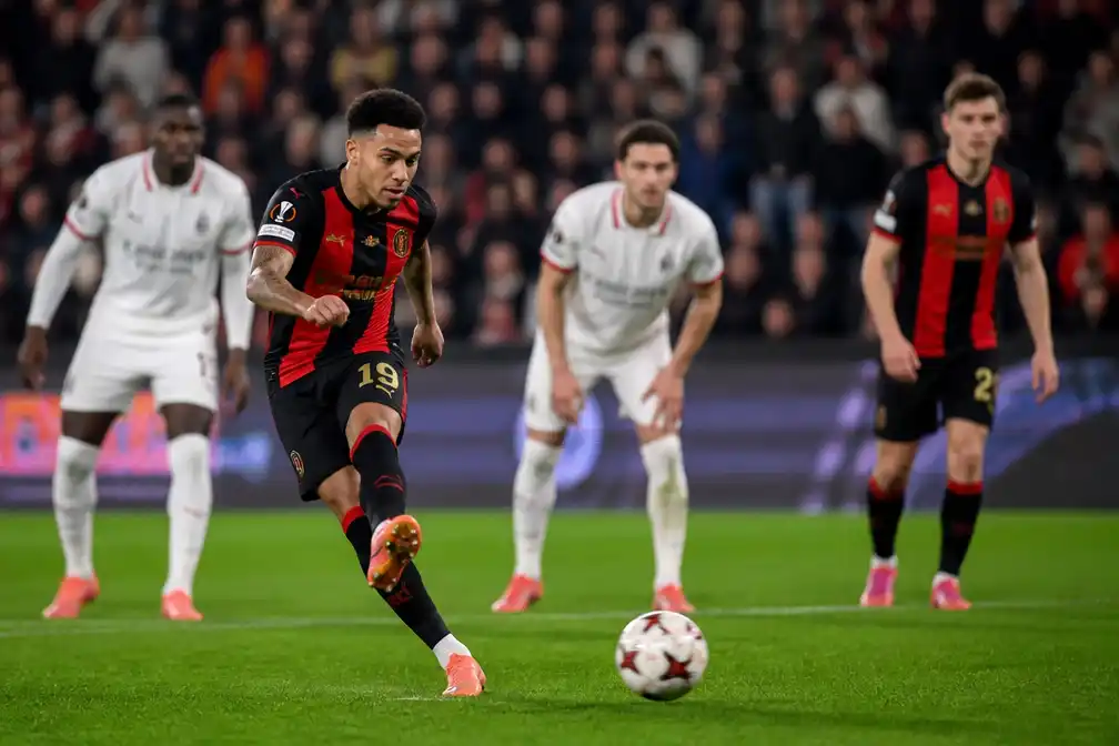 Kluivert helpt Bournemouth met benutte strafschop langs AC Milan in Europa League