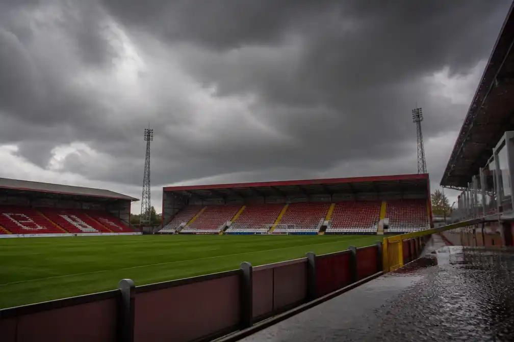 Storm Austen schrapt alle vrijdagvoetbal in Oost- en West-Vlaanderen, onduidelijkheid over Kortrijk-Mechelen