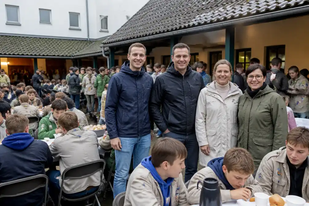Wijnegem trakteert zo'n driehonderd jeugdbewegingsleden op ontbijt in de regen