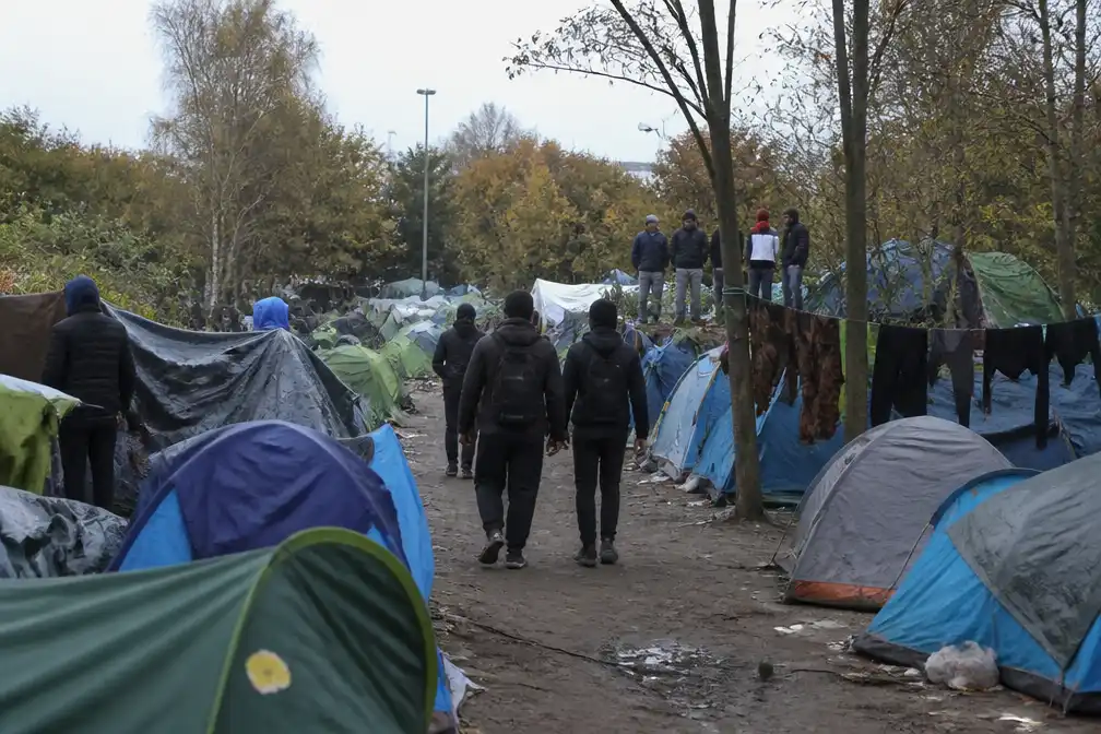 Migranten in Calais kampen met toenemende intimidatie, tien jaar na de ontruiming van de Jungle