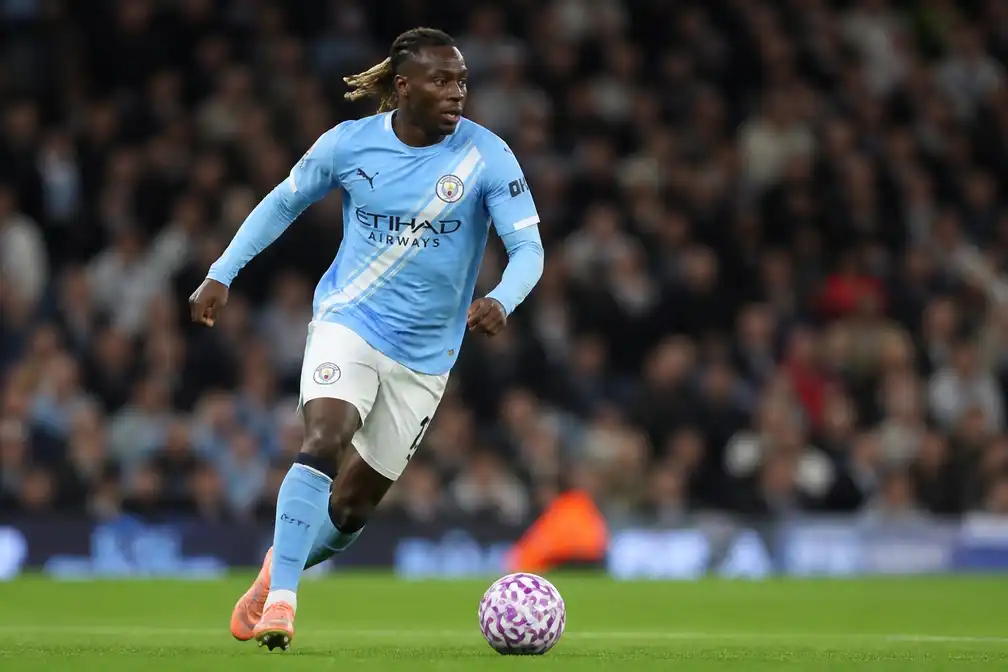 Jeremy Doku start voor Manchester City in uitwedstrijd bij Aston Villa