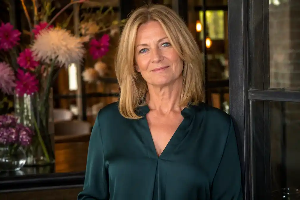 Lone van Roosendaal krijgt vragen over GTST-rol en theaterambities op Instagram