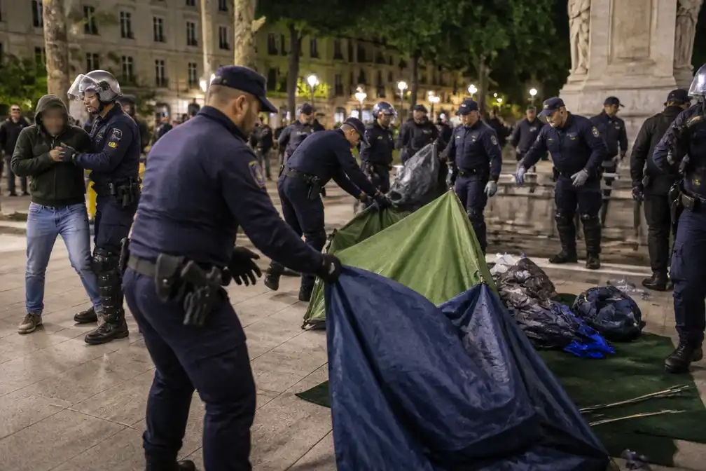 Politie Lissabon ontruimt tentenkamp woonprotest, meerdere arrestaties en gewonden