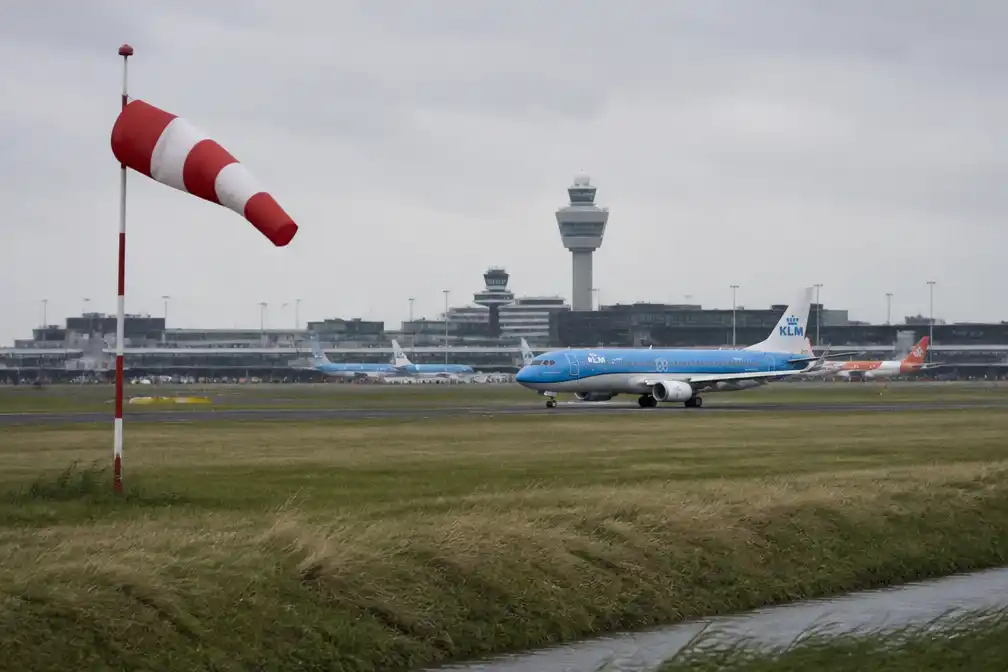 Harde wind schrapt tientallen vluchten op Schiphol