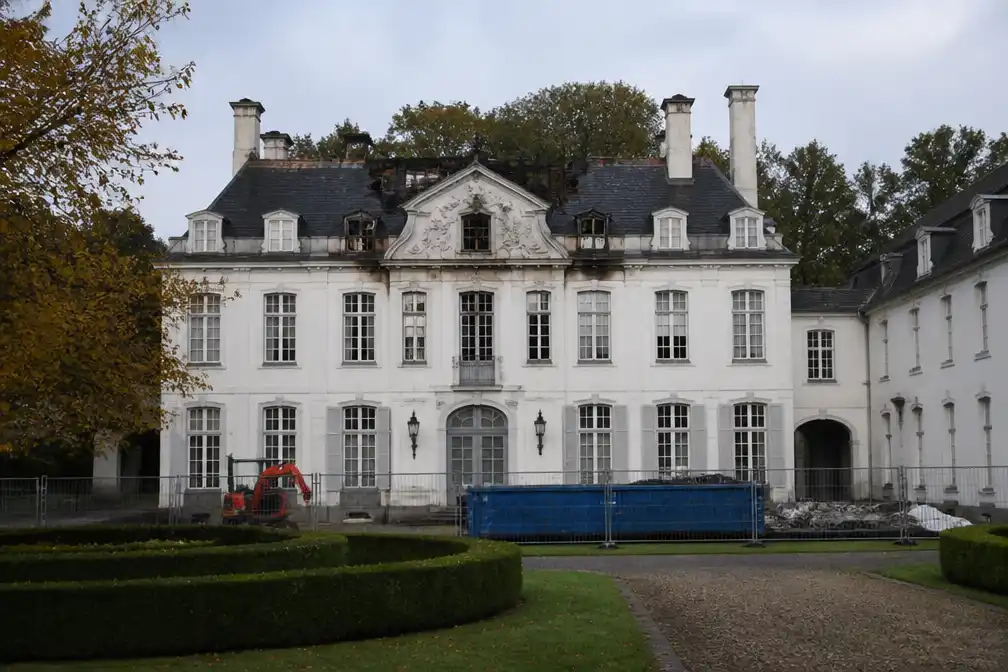 Brand richt zware schade aan in kasteel Hof te Melis in Lippelo, eetkamer vernield