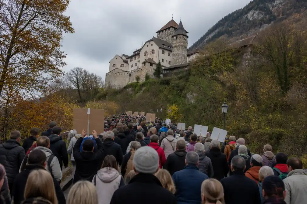 Zo'n 250 betogers trekken naar kasteel Vaduz uit protest tegen abortusveto erfprins Alois