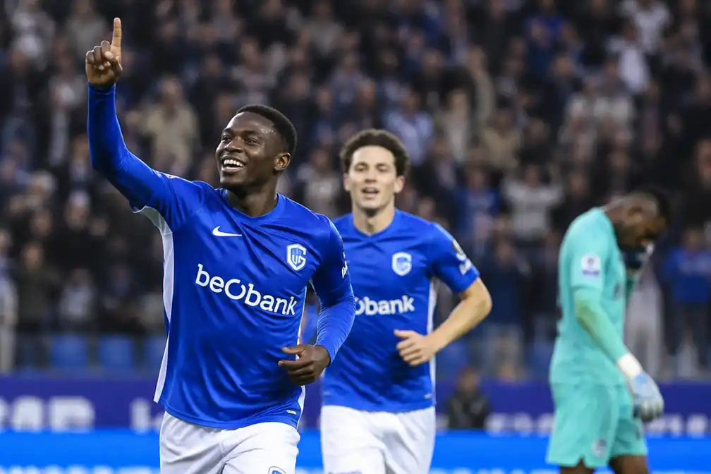 Racing Genk verslaat Standard voor eerste zes op zes, fouten Epolo beslissend