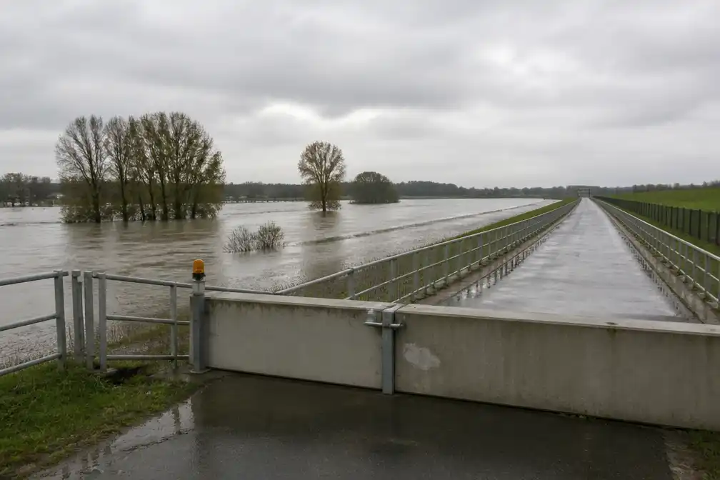 Scheldedijk en overstromingsgebied Vlassenbroek afgesloten door storm Boelo