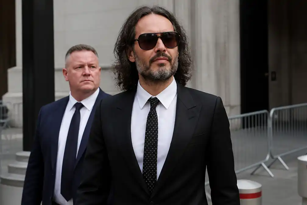 Assistent Russell Brand: ik moest telefoonnummers van vrouwelijke fans verzamelen