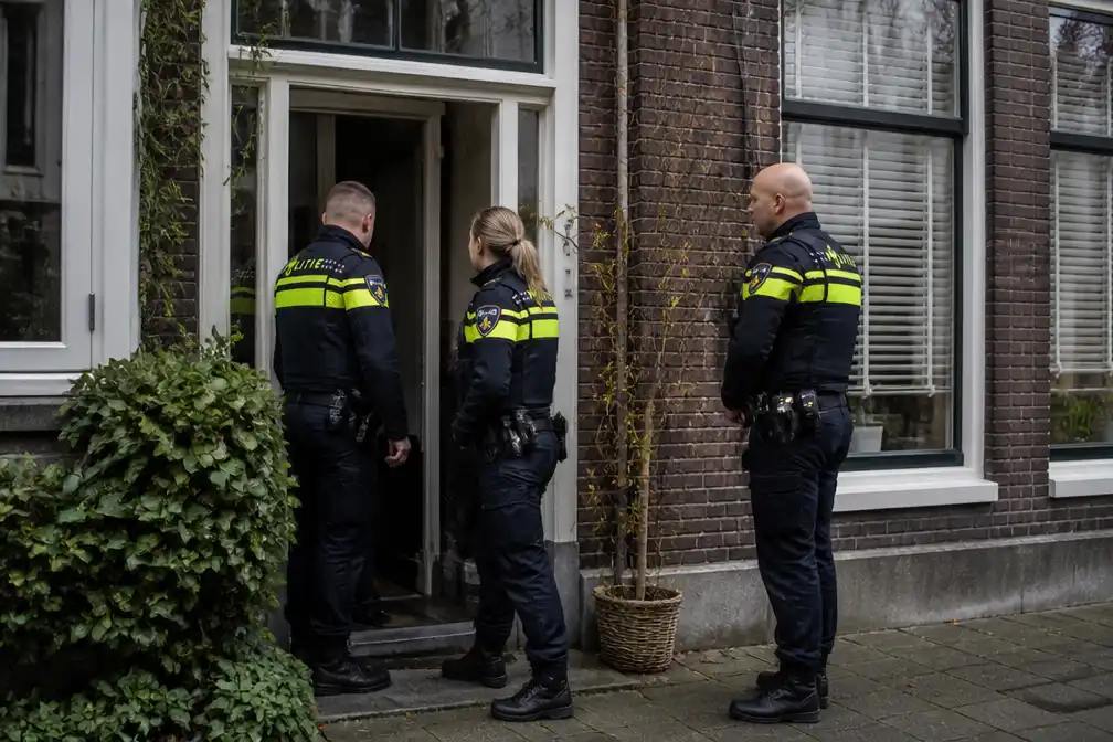 Politie valt Amsterdamse woning binnen na jaarlange afwezigheid op werk