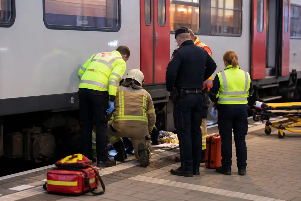 34-jarige man levensgevaarlijk gewond tussen treinwagons op station Heide