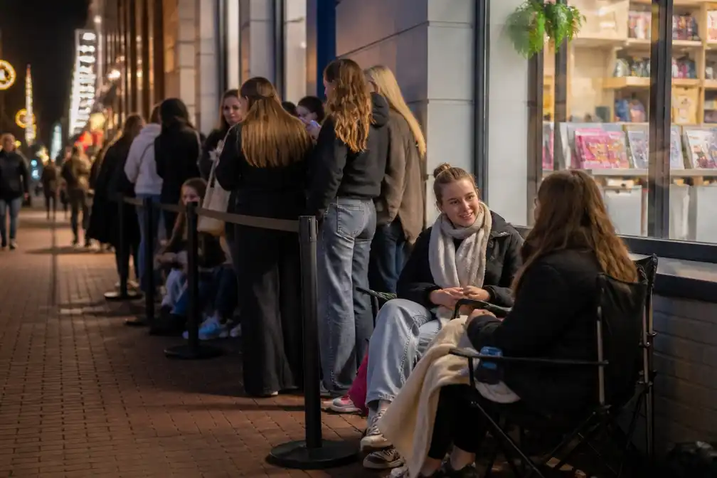 Romantasy razend populair: nachtelijke rij in Utrecht voor nieuwe boeken