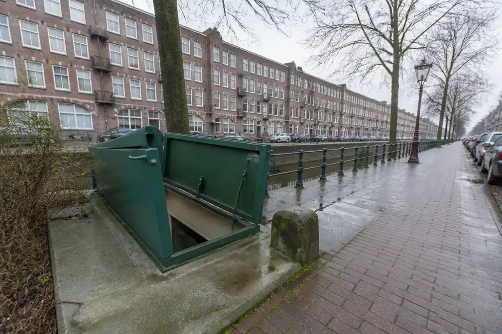 Amsterdamse schuilkelder aan Postjeskade te koop voor drie ton