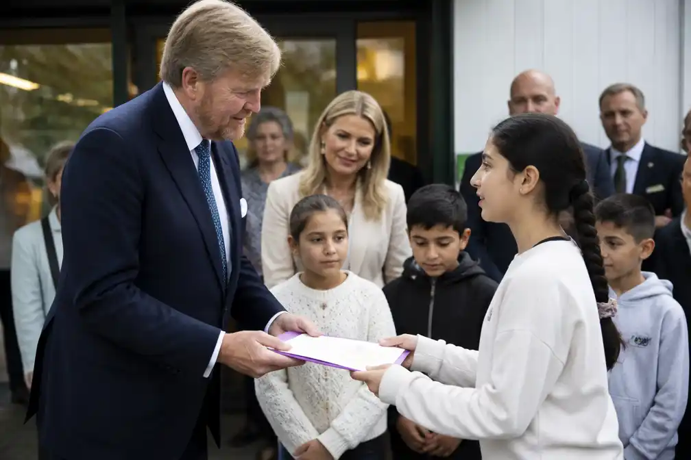 Koning Willem-Alexander ontvangt brieven van azc-kinderen in Leersum