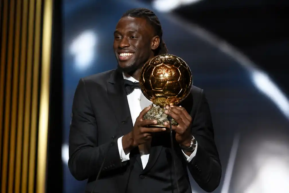 Ajax-spits Tolu Arokodare amuseert Instagram met AI-video waarin hij Ballon d'Or wint