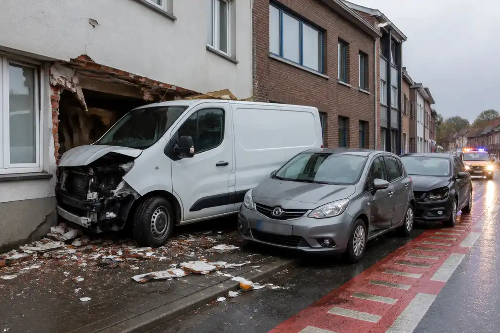 Bestelwagen ramt gevel van woning in Destelbergen nadat bestuurder in slaap valt