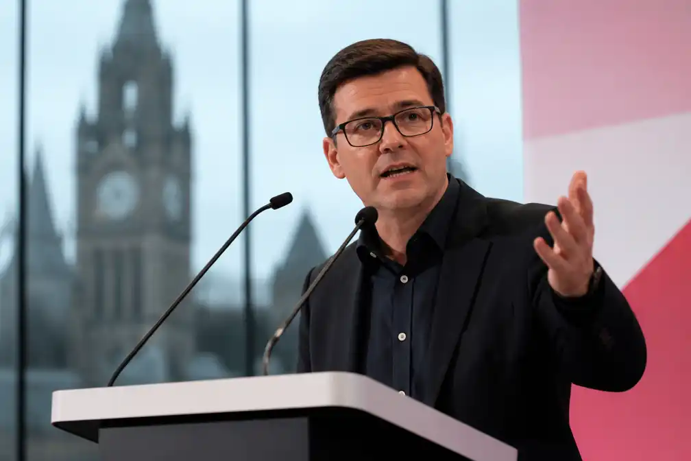 Andy Burnham belooft decentralisatie in eerste grote toespraak als premierskandidaat