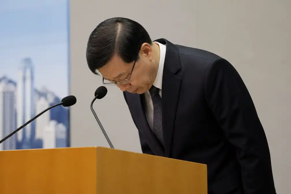 Leider Hongkong John Lee biedt excuses aan na rapport over brand met 168 doden