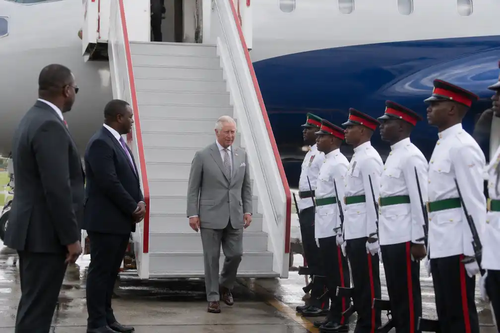 Koning Charles rondt driedaags bezoek aan Bahama's af en vertrekt naar Guyana