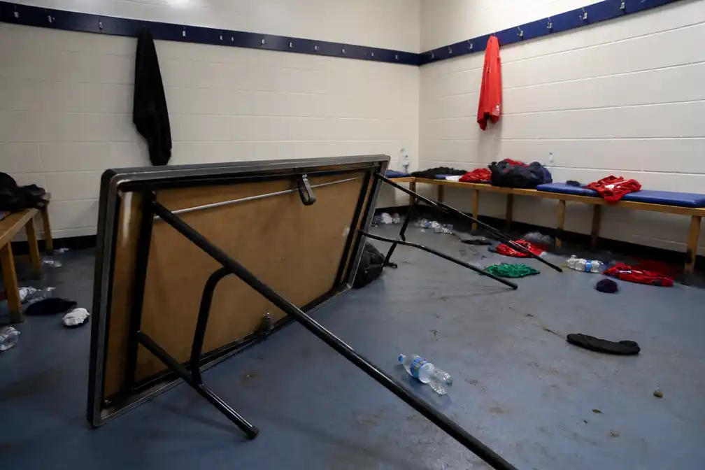 Trainer Marc White van Dorking Wanderers gooit twee keer tafel om in kleedkamer